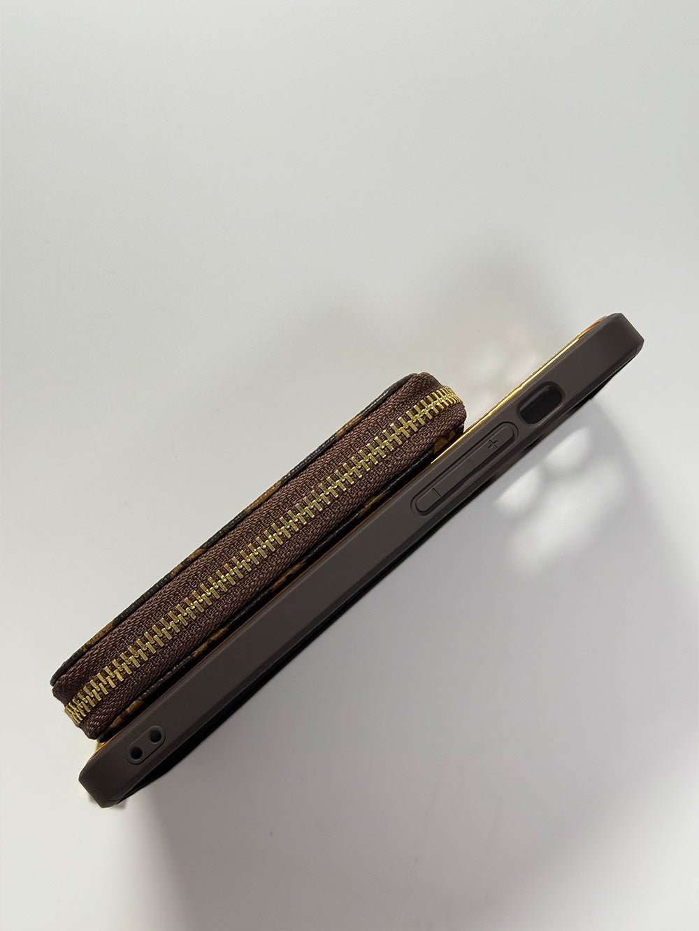 Brown iPhone case 2004 small | Accordion card holder (subject to the video) - The Luxe Case